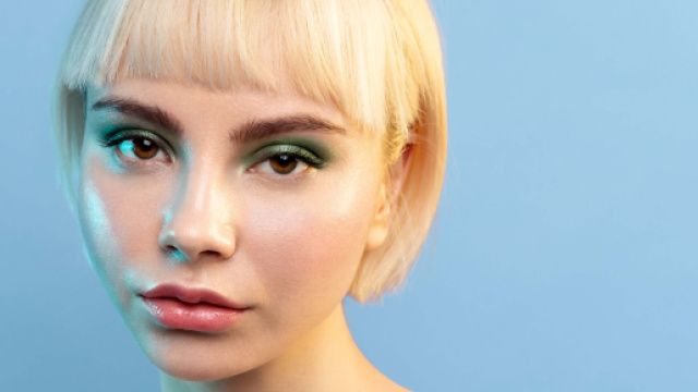 Tagli capelli e tonalit&agrave; per l'inverno 2023-2024, il balayage dorato e la frangia corta