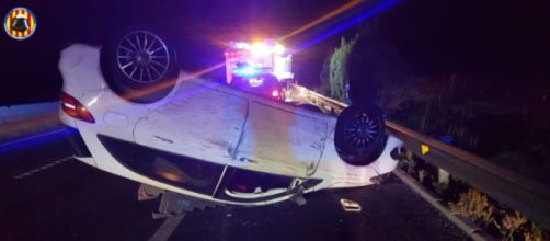 Uno de los coches qued&oacute; completamente volcado en la carretera (X, @BombersValencia)