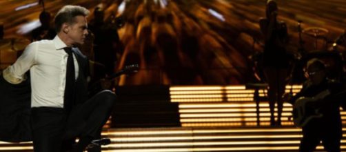 El cantante dobl&oacute; su rodilla y levant&oacute; la otra pierna antes de sufrir la aparatosa ca&iacute;da (Instagram, @luismiguel)