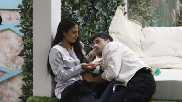 GF, Mirko e Perla dovranno dormire insieme per penitenza.