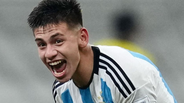 Juventus, piace Echeverri, talento argentino che ha stregato anche Inter e Milan.