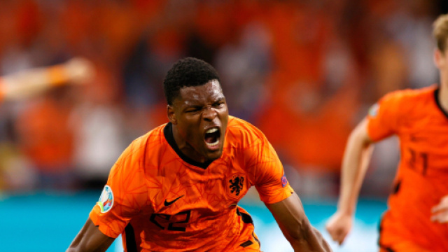 Inter, sirene estere per Dumfries.