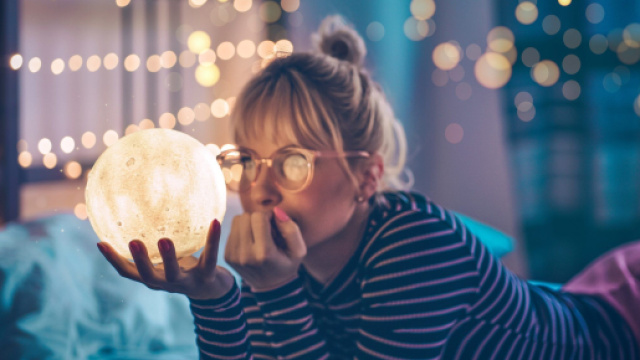 L'oroscopo del giorno 10 novembre: Mercurio in Sagittario, Bilancia ok in amore (2^ parte).