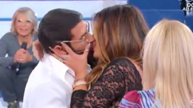 Uomini e donne, Roberta sul bacio con Gianni: 'Non me lo aspettavo, &egrave; stato piacevole'.