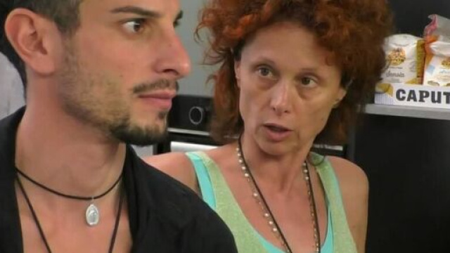 GF, Garibaldi provoca Beatrice Luzzi sul lavaggio dei piatti, lei: 'Sei squallido'.