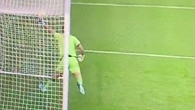 La boulette d'Emiliano Martinez (capture Twitter @cplussportafr)