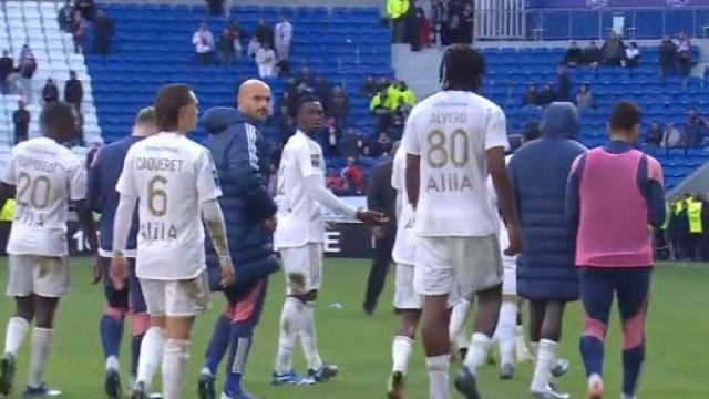 Les joueurs de l'OL mal re&ccedil;us par leurs fans apr&egrave;s le nul contre Metz. (screenshot Twitter - @LeProgresOL)