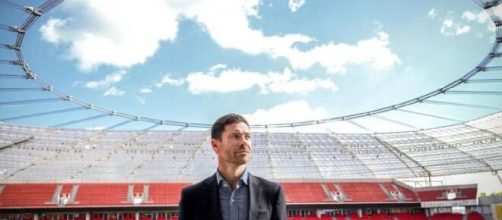 Xabi Alonso en el BayArena de Leverkusen (X @XabiAlonso)