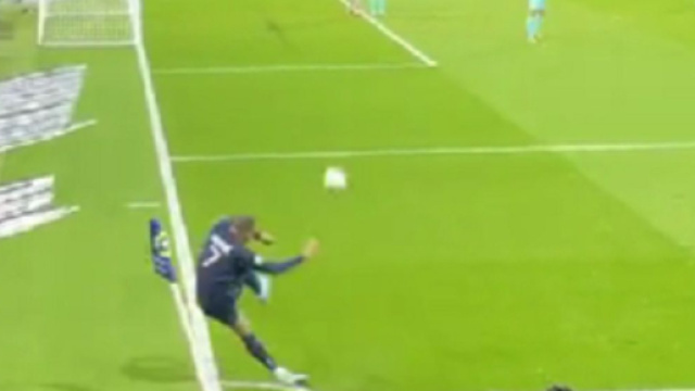 Kylian Mbapp&eacute; en filou (capture Twitter @TrollFootball)