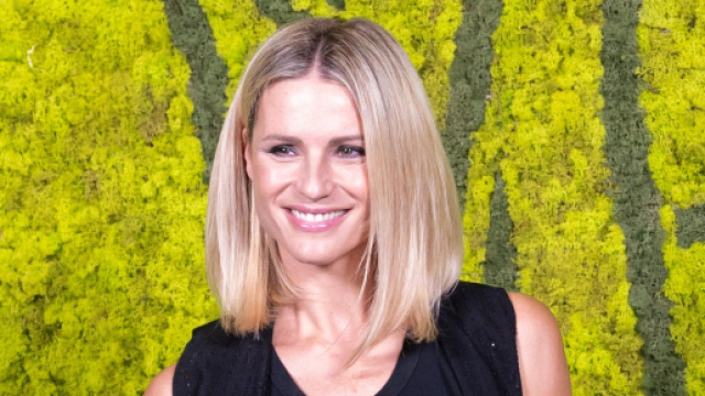 Le tendenze moda dell'autunno-inverno 2023/24, il blazer blu di Martina Colombari e i combat boots di Michelle Hunziker.