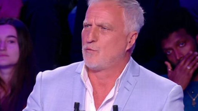 David Ginola en col&egrave;re sur le plateau du CFC. (screenshot Twitter - @Canal+)