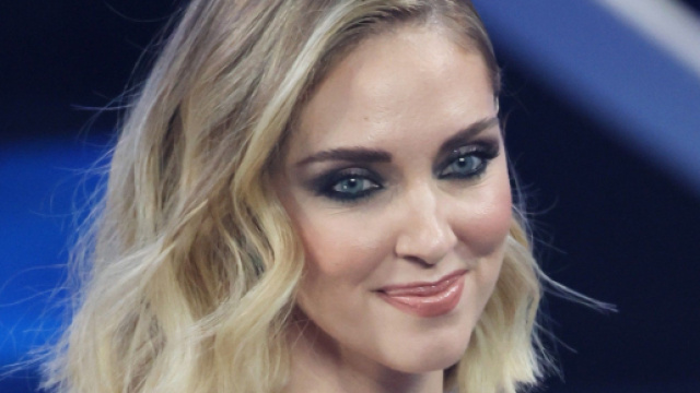 Le tendenze della moda per l'autunno-inverno 2023/24, la gonna lunga in denim di Levante e il piumino corto di Chiara Ferragni.