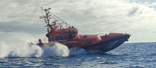 Las autoridades activaron un operativo con drones y helic&oacute;pteros para localizar la lancha en la que viajaban los migrantes (X, @salvamentogob)