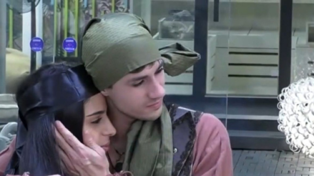 Grande Fratello, Perla a Mirko: 'Ti ho dato un bacio a tavola, ma non &egrave; da me'.