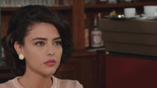 In foto Maria Puglisi (Chiara Russo) de Il Paradiso delle signore.