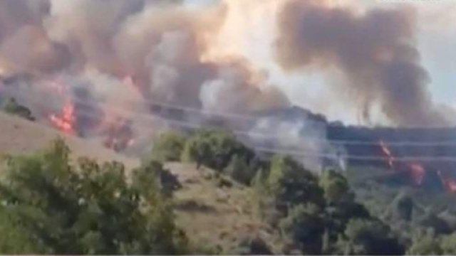 L'incendio prodotto dai pezzi dei Tornado caduti vicino ad Ascoli il 19 agosto 2014.