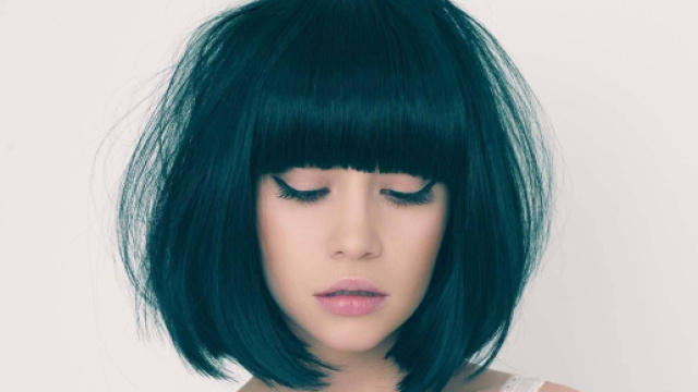 Tagli capelli, accessori e acconciature per l'inverno 2023-2024, lo chignon, il bob pari e i fermagli