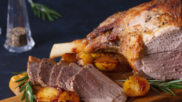 Agnello arrosto con le salse, un'idea per le feste.