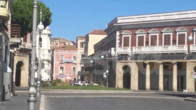 Crotone: al via il montaggio del palco per 'L'anno che verr&agrave;', piazza Pitagora off-limits.