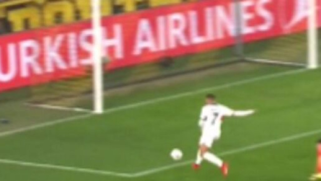 L'incroyable sauvetage de S&uuml;le (capture Twitter @CanalplusFoot)