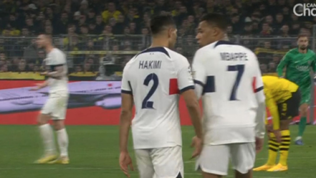 Hakimi et Mbapp&eacute; pas sur la m&ecirc;me longueur d'ondes lors de Dortmund-PSG. (screenshot Twitter - @canal+)