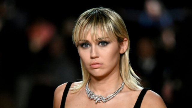 Tagli capelli per l'inverno 2024, la chioma corta di Winnie Harlow e lo shag