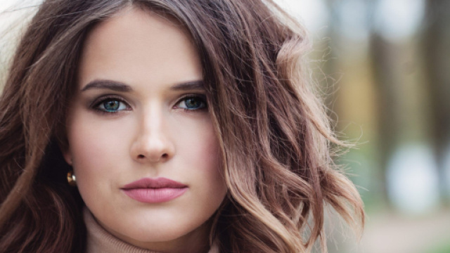 Tagli capelli e tonalit&agrave; per l'inverno 2024, il ramato, il french bob e il kitty cut.