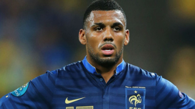 Yann M'Vila sous les couleurs de l'&eacute;quipe de France qui pourrait constituer un joker pour l'OL ou l'OM (screenshot Twitter - @le10sport)