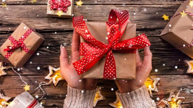 5 idee regalo per lui per Natale: dal viaggio a sorpresa agli accessori hi-tech