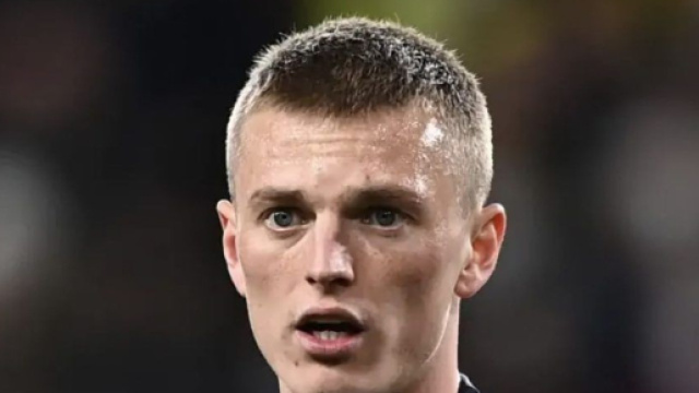 Albert Gudmundsson, centrocampista.