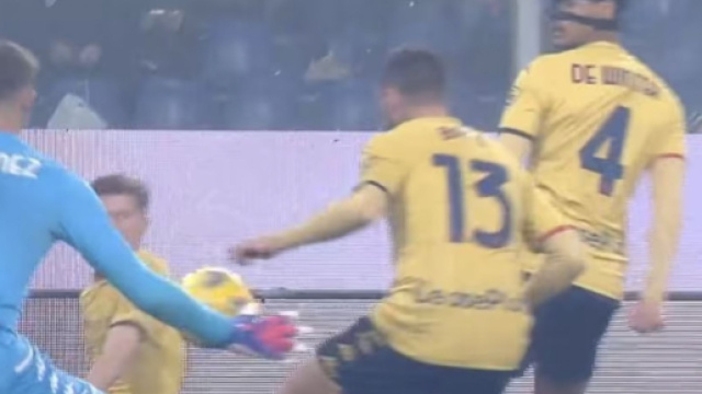Nella foto il fallo di mano di Bani in Genoa-Juventus.
