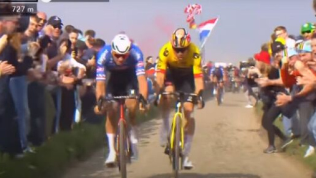 Ciclismo, il manager della Jumbo: 'La foratura di Van Aert alla Roubaix non &egrave; stata sfortuna'
