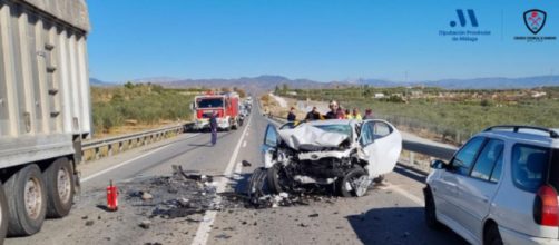 Los tres fallecidos tuvieron que ser excarcelados de los veh&iacute;culos (X, @cpbmalaga)