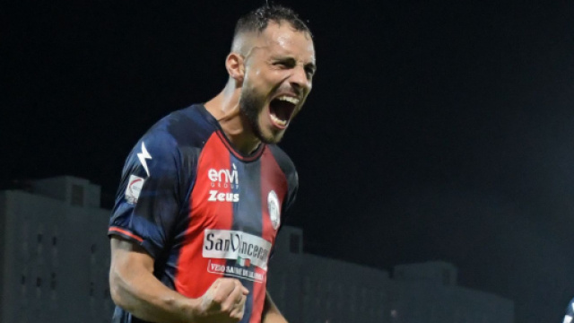 Crotone, contro l'Avellino Gomez si candida ad una maglia da titolare