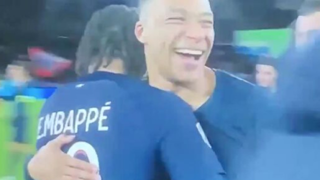 Mbapp&eacute; et son jeune fr&egrave;re ce mercredi soir apr&egrave;s PSG-Metz. (screenshot @canal+)