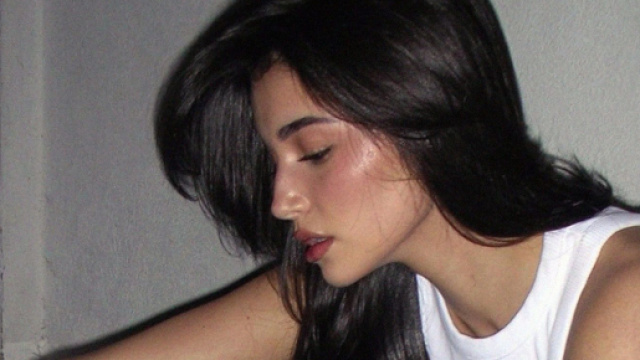 Tagli capelli e tonalit&agrave; per l'inverno 2024: l'overcut e il biondo oro.