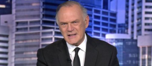 Pedro Piqueras fue recibido con una gran ovaci&oacute;n en el pasillo de la cadena (Captura de pantalla de Telecinco)