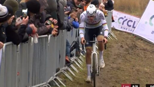 Ciclismo, show di Mathieu van der Poel nello Scheldecross, delude Pidcock