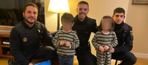 El ni&ntilde;o recibi&oacute; un bonito regalo de pap&aacute; Noel por parte de los tres agentes que lo salvaron el pasado domingo (X, @policia)