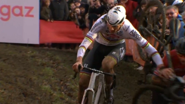 Ciclocross, Mathieu Van der Poel vince anche la gara di Gavere.