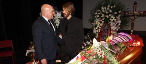 El alcalde de Valladolid le ha colocado una corona de flores al f&eacute;retro de Concha Velasco (X, alcalde @JesusJCarnero)