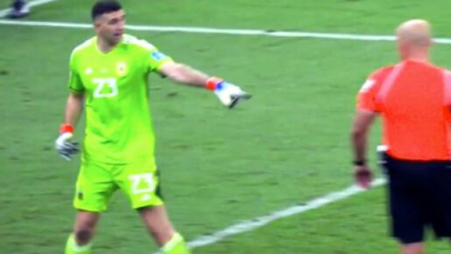 Emiliano Martinez lors de la finale de la Coupe du monde face &agrave; la France. (screenshot Twitter - @canal+)