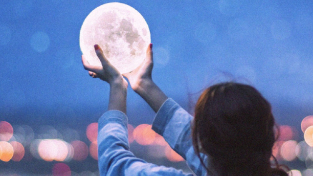 L'oroscopo di domani 12 dicembre: Venere spalanca le porte dell'amore al Toro (1^ parte).