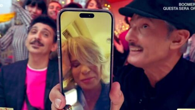 Maria De Filippi struccata e appena sveglia su Rai 2