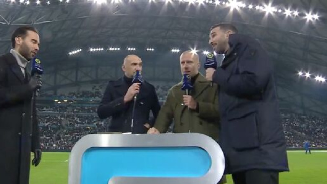 Adil Rami amus&eacute; par le nouveau maillot de l'OL. (screenshot Twitter - Prime Video)