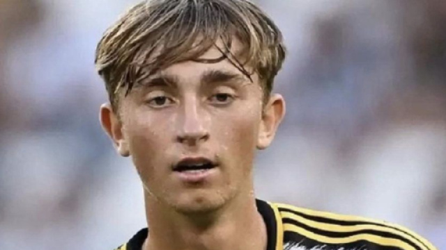 La Juventus valuta il prestito per Huijsen a gennaio: possibile interesse del Granada.