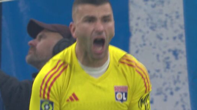 Le gardien de l'OL en col&egrave;re contre ses co&eacute;quipiers. (screenshot - prime video)