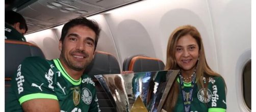 Abel Ferreira e Leila Pereira com a ta&ccedil;a do Brasileir&atilde;o 2023 (Foto: Palmeiras / Divulga&ccedil;&atilde;o)
