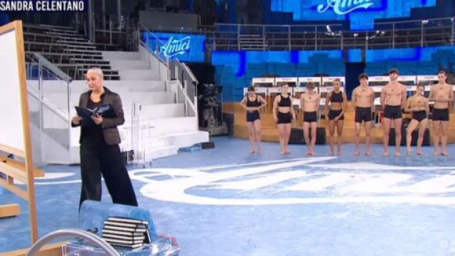 Amici 23, salta il daytime dell'8 dicembre su Canale 5: il talent si ferma, ma torna il 10.