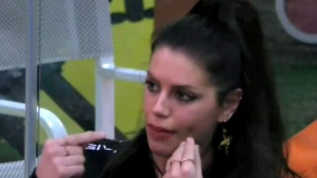 GFVip7, Antonella attacca Nicole: 'In un momento di debolezza non mi devi dare fastidio'.